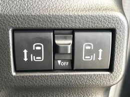 【両側パワースライドドア】スマートキーや運転席のスイッチで後席両側スライドドアの開閉が可能♪電動だから力を入れてドアを開ける必要が無く、小さなお子様でも簡単に開け閉めでき快適です♪