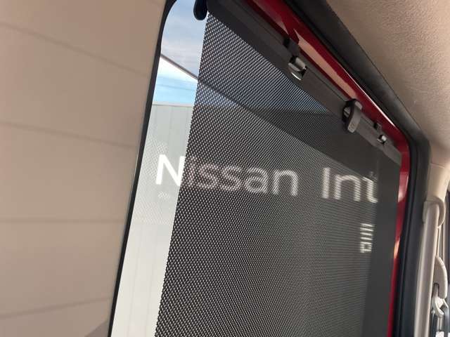 日射しをシャットアウトするロールサンシェードです