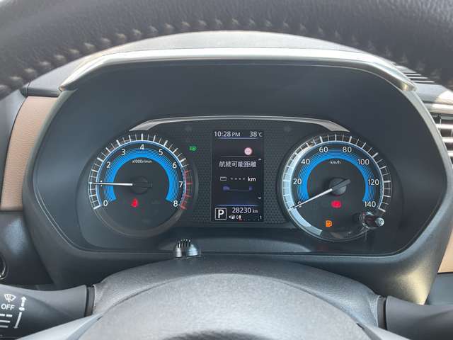 視認性の高いメーターで運転情報を的確に把握できます