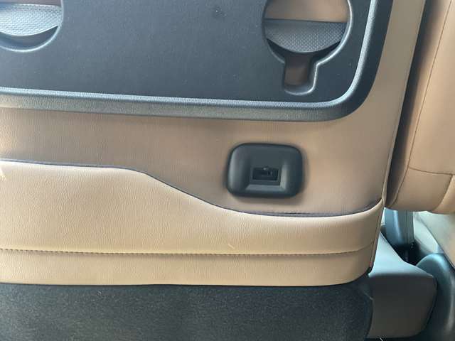 助手席側後部座席にはUSBコードがお使いできます