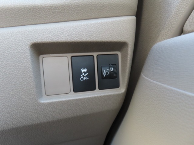 トラクションコントロールのオフスイッチや、ヘッドライトのレベリング調整のスイッチがあります。