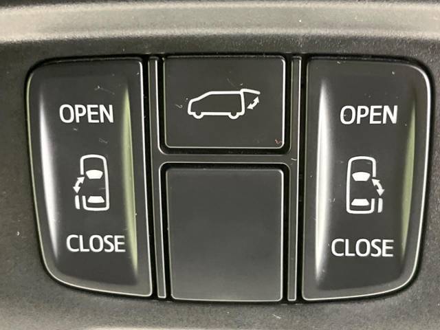 【両側パワースライドドア】スマートキーや運転席のスイッチで後席両側スライドドアの開閉が可能♪電動だから力を入れてドアを開ける必要が無く、小さなお子様でも簡単に開け閉めでき快適です♪