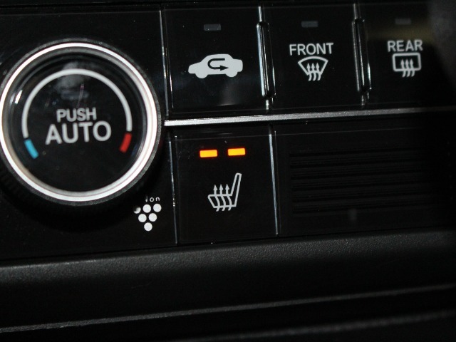 シートヒーター装備付き車！！座席に埋め込まれた電熱線によりシートを暖めることが出来る装備で、温めたられたシートは、寒い冬には最適です！！
