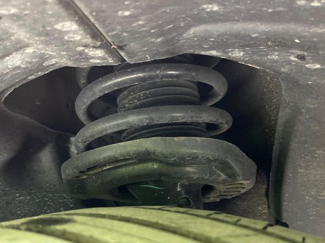 お車を安心してお乗りいただく為には、足回りの定期点検が欠かせません。サービスサポート（有償保証）では無料点検もご提供しており、安心のカーライフをお過ごしいただけるサポート体制が整っています。