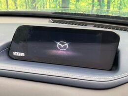 【8.8インチマツダコネクト】車内の雰囲気にマッチした大型のディスプレイ。スマホ接続でのナビ使用やBluetooth再生等、様々な機能が楽しめます。直感的なダイヤル操作が可能で、使い勝手も良好です。
