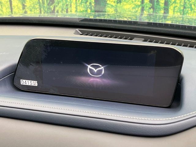 【8.8インチマツダコネクト】車内の雰囲気にマッチした大型のディスプレイ。スマホ接続でのナビ使用やBluetooth再生等、様々な機能が楽しめます。直感的なダイヤル操作が可能で、使い勝手も良好です。