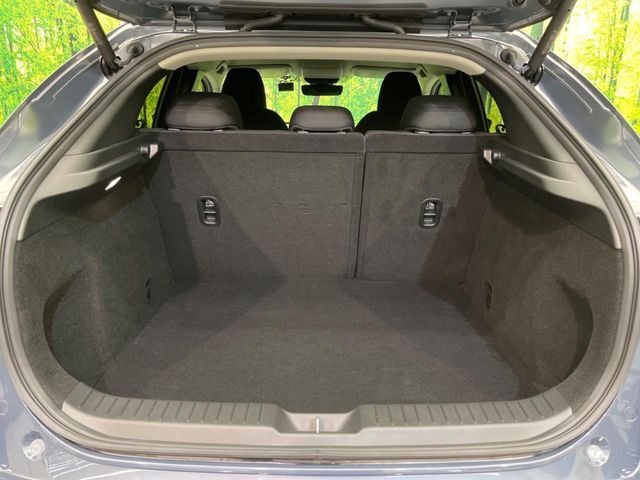 普段のお買い物や通勤、送迎等に十分な荷室スペースを確保しております。セカンドシートを倒すと、大きな荷物の積載も可能です♪
