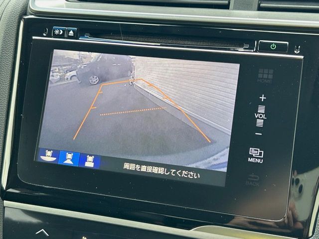 【バックカメラ】駐車時に後方がリアルタイム映像で確認できます。大型商業施設や立体駐車場での駐車時や、夜間のバック時に大活躍！運転スキルに関わらず、今や必須となった装備のひとつです！