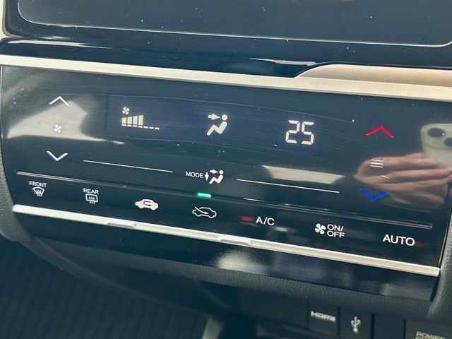 【オートエアコン】一度お好みの温度に設定すれば、車内の温度を検知し風量や温度を自動で調整。暑い…寒い…と何度もスイッチ操作をする必要はありません。快適な車内空間には必須の機能ですね♪