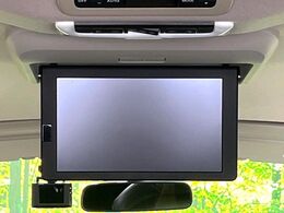 【フリップダウンモニター】大画面モニターで後席でもエンタメをお楽しみいただけます。小さなお子様にも大人気の装備です♪