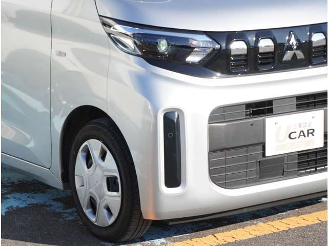 【LEDヘッドライト】悪天候や夜間走行時も良好な視界を確保し安心して運転できる高輝度LEDヘッドライトを装備。明るい上に点灯速度が早く消費電力も抑えられています。