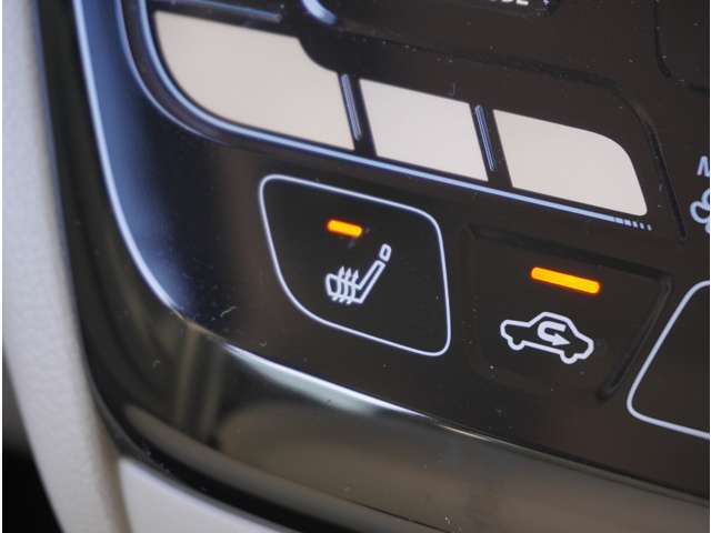 【シートヒーター】エアコンより早く温まってくれるので寒がりの人も快適です。エアコンの温風は乾燥するから苦手、という方にもをおすすめです。