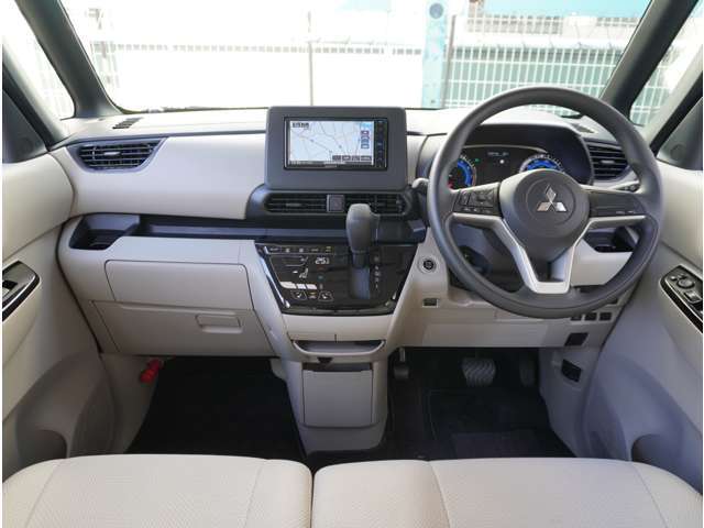 インパネ廻りの画像となります。車両評価証にてダッシュボードのり跡など、前ユーザー様がナビまたレーダーなど取り付けされていた車両もございます。評価証にてご確認頂くか現車確認をお勧めさせて頂きます。