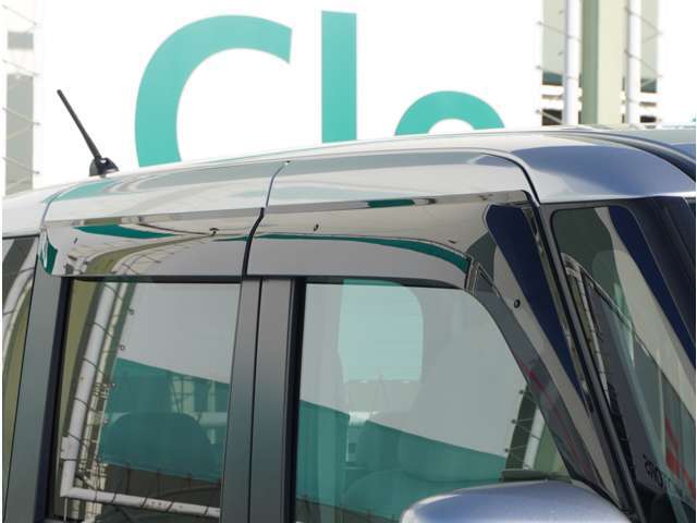 バイザーも付いています！雨の日でも室内の喚起ができますよ！