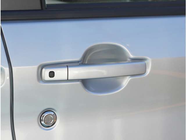 スマートキーを携帯していれば、すべてのドアのロック/アンロックが簡単に行えます。嬉しい機能です！