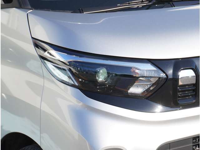 【LEDヘッドライト】悪天候や夜間走行時も良好な視界を確保し安心して運転できる高輝度LEDヘッドライトを装備。明るい上に点灯速度が早く消費電力も抑えられています。