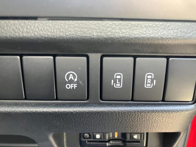 運転席に座ったまま、後席スライドドアを操作できるスイッチを手元に配置。とても便利です♪