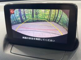 【バックカメラ】駐車時に後方がリアルタイム映像で確認できます。大型商業施設や立体駐車場での駐車時や、夜間のバック時に大活躍！運転スキルに関わらず、今や必須となった装備のひとつです！