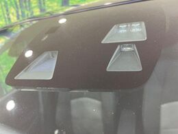 【スマートシティブレーキサポート】低速走行中に前方の車両等を認識し、衝突しそうな時は警報とブレーキで衝突回避と被害軽減をアシスト。より安全にドライブをお楽しみいただけます。