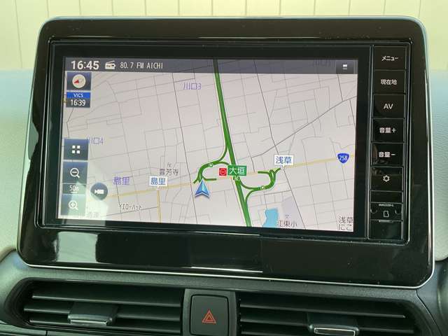 日産純正9インチメモリーナビ（MM222D-L）装備。スマートフォンによる部分地図更新、Bluetooth接続での音楽視聴、快適な画面操作と高音質なオーディオ再生。