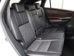 ファブリック（上級）+合成皮革のシートが採用されています。前後席間の間隔延長と前席シートバック形状の工夫で、ゆったりとくつろげる後席空間を確保しています。
