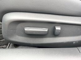 【パワーシート】スイッチ一つで簡単にシートの微調整が可能！電動だから力もいりません！快適なシートポジションにセットして、快適なドライブをお楽しみください。