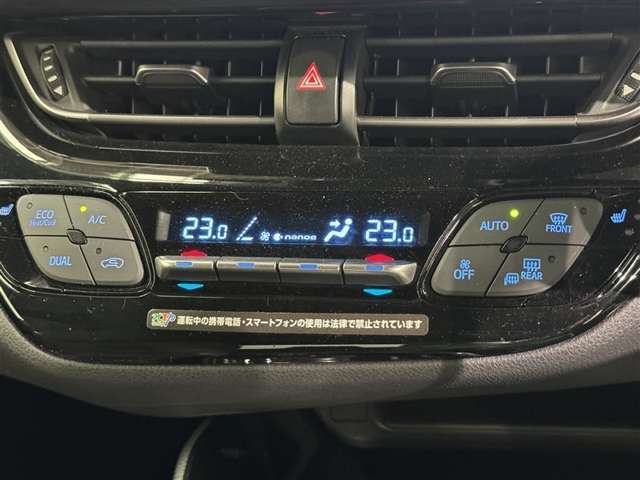 運転席・助手席・独立型オートエアコン。運転手とパートナー別々の温度設定が出来快適なドライブが楽しめます！！