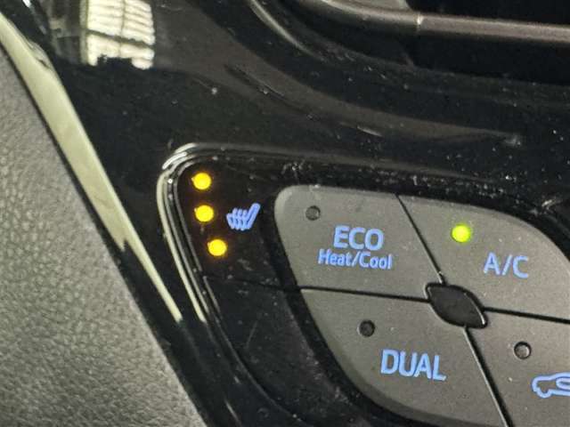 【シートヒーター】運転席と助手席をそれぞれ独立して操作でき、無段階に温度調節も可能なため、座る人と室内温度にあわせた快適
