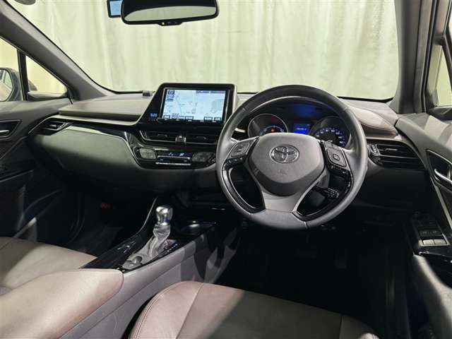 運転の際、常に目にする部分だけにシックで飽きのこないデザインが良いですね。