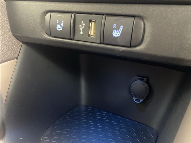 【快適温熱シート（シートヒーター）】寒い日はもちろん、夏の冷房中にも効果を発揮します。長時間座っていると負担のかかりやすい背中や腰、寒い日に冷えやすい脚部を暖めます！温度調節機能もあります。