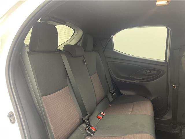 【後部座席】後席もゆったりドライブを楽しめます。ガリバーでご購入いただきましたら、内外装はプロこだわりのクリーニングで清潔なおクルマでご納車させていただきます！店舗での現車確認も承っています！