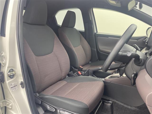 【運転席】座り心地が良いシートなので長時間の運転でも快適にお過ごしいただけます。新品のフロアマットのご注文も可能です。掲載箇所以外にご希望の写真がございましたらお気軽にお問い合わせ下さい。