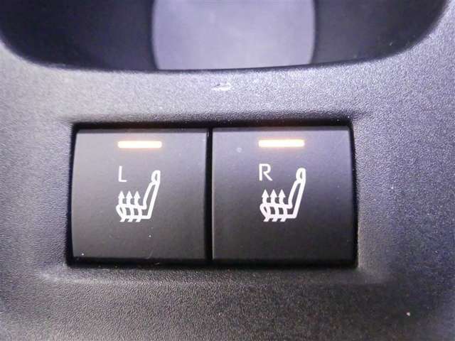 運転席と助手席には寒い時にうれしいシートヒーターが装備されてます。
