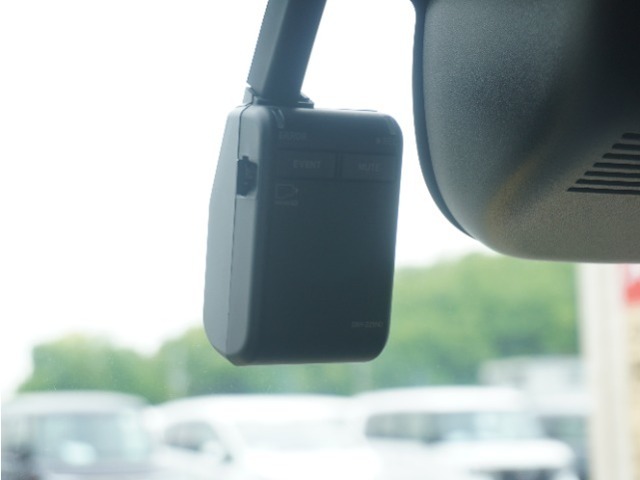 ◆ドライブレコーダー◆映像・音声などを記録する自動車用の装置です。　もしもの事故の際の記録はもちろん、旅行の際の思い出としてドライブの映像を楽しむことができます。