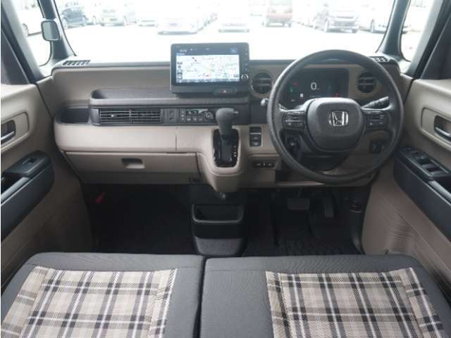 視界広々で非常に運転しやすくロングドライブでも疲れを感じさせないすっきりとまとまったインパネ周りです。