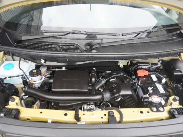 エンジンは車の心臓部分です。このエンジンルームが汚いとトラブルの基になります。当店は専用の液剤を使って徹底的に綺麗にします。