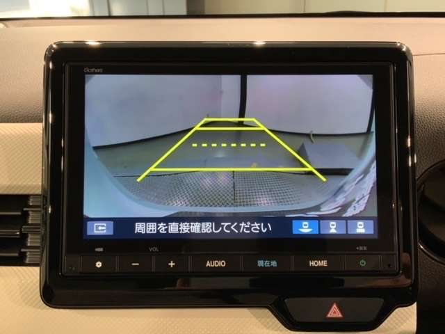 リバースギアに入れるだけで後方の表示へ切り替わります。夜間や雨の日の駐車も楽になりますよ。