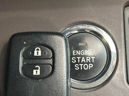【スマートキー】カバンやポケットに入れたままでもドアの施錠・解錠が可能なスマートキーを装備。エンジンのオン・オフ時もカギを取り出す必要が無いからとっても便利です♪