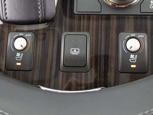 ★快適エアシート＆シートヒーターを装備しています！高級車ならではの装備です！シートが暖まる機能！シートから冷風が出る機能！どちらも付いています！！寒い冬も、暑い夏も快適にご乗車頂けますよ！！
