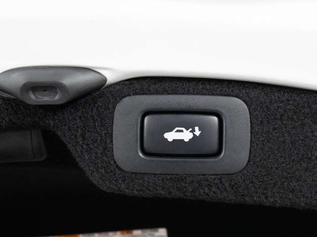 スイッチ操作でトランクリッドの自動開閉が行えます。電子キー本体のワイヤレス機能や運転席のスイッチからでもオープン操作が可能です！高級車ならではの快適装備です！！