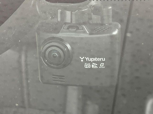 【ドライブレコーダー】安心・安全なカーライフに必須のドライブレコーダーを装備！走行中はもちろん、あおり運転や事故に遭遇した際の状況も映像で記録し、万一のリスクに備えます。