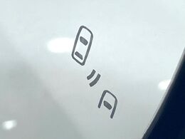 【ブラインドスポットモニター】走行中、ドアミラーの死角になりやすい箇所に後続車が接近するとサイドミラー付近に警告を表示、ドライバーに注意喚起をしてくれます。