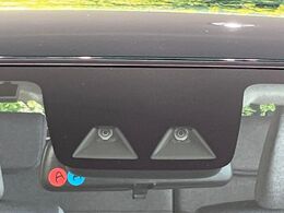 【スマートアシスト】走行中に前方の車両等を認識し、衝突しそうな時は警報とブレーキで衝突回避と被害軽減をアシスト。より安全にドライブをお楽しみいただけます。