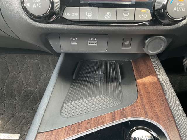 USB端子が装備されていますので車内でスマートフォンなどの充電が可能です。