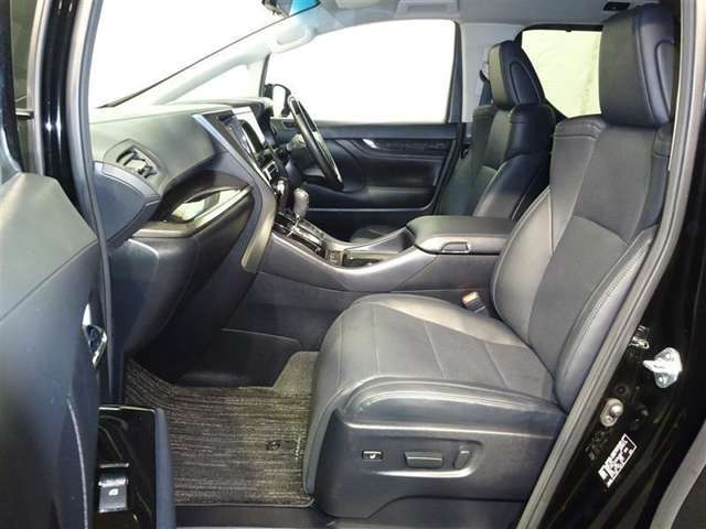フロントシートです。シートは車両から取り外して徹底洗浄！安心してお座りいただけます！