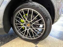 21インチアルミホイールは輸入車ならではの精度の高い走りを支えるホイールと足回りです！日本車の走りに慣れている方にもぜひ体感して頂きたい程、正確に走るのでドライバーとの一体感が安心した運転を実現！