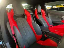 アドレナリンレッドが用いられたコンビシートは日本国内限定4台の特別仕様車です。