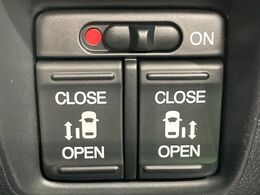 【両側パワースライドドア】スマートキーや運転席のスイッチで後席両側スライドドアの開閉が可能♪電動だから力を入れてドアを開ける必要が無く、小さなお子様でも簡単に開け閉めでき快適です♪