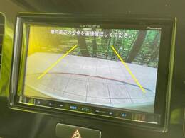 【バックカメラ】駐車時に後方がリアルタイム映像で確認できます。大型商業施設や立体駐車場での駐車時や、夜間のバック時に大活躍！運転スキルに関わらず、今や必須となった装備のひとつです！