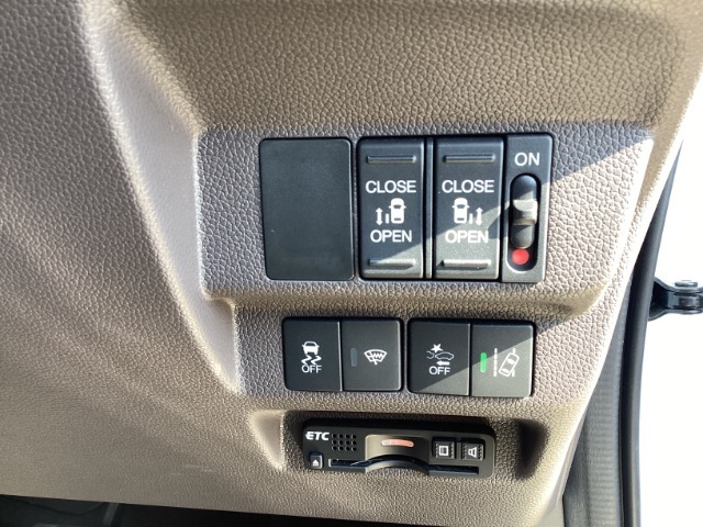 両側電動スライドドア装備！運転席よりボタン一つで開閉可能でございます。